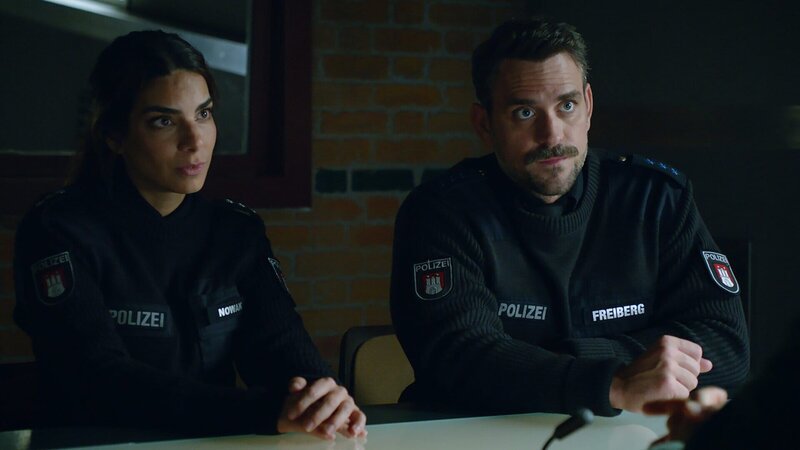 Isa (Lilli Hollunder) und Kris (Marc Barthel) wollen herausfinden, was hinter dem Anschlag auf den Leiter einer gemeinnützigen Hilfsorganisation in Billstedt steckt. – Bild: Marius von Felbert