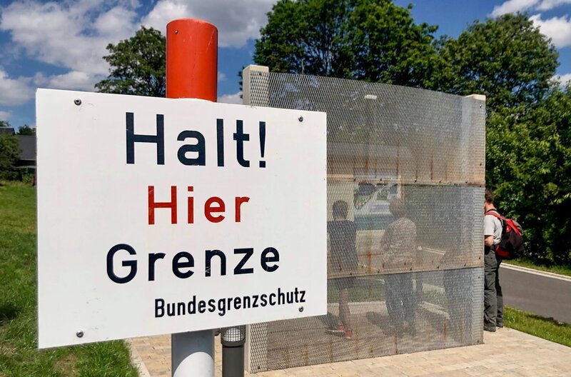 MDR FERNSEHEN GRENZENLOS GLAS – DIE FLAKONMACHER VOM RENNSTEIG, am Sonntag (20.12.20) um 22:20 Uhr. Die innerdeutsche Grenze war über Jahrzehnte ständiger Begleiter der Glasmacher dies- und jenseits des Rennsteigs. Im fränkischen Kleintettau verlief sie nur 500 Meter vom Glaswerk entfernt. © MDR/Sascha Mönch, honorarfrei – Verwendung gemäß der AGB im engen inhaltlichen, redaktionellen Zusammenhang mit genannter MDR-Sendung bei Nennung „Bild: MDR/Sascha Mönch“ (S2+). MDR/HA Kommunikation, 04360 Leipzig, Tel: (0341) 300 6477 oder – 6463 – Bild: Sascha Mönch MDR FERNSEHEN GRENZENLOS GLAS – DIE FLAKONMACHER VOM RENNSTEIG, am Sonntag (20.12.20) um 22:20 Uhr. Die innerdeutsche Grenze war über Jahrzehnte ständiger Begleiter der Glasmacher dies- und jenseits des Rennsteigs. Im fränkischen Kleintettau verlief sie nur 500 Meter vom Glaswerk entfernt. © MDR/Sascha Mönch, honorarfrei – Verwendung gemäß der AGB im engen inhaltlichen, redaktionellen Zusammenhang mit genannter MDR-Sendung bei Nennung „Bild: MDR/Sascha Mönch“ (S2+). MDR/HA Kommunikation, 04360 Leipzig, Tel: (0341) 300 6477 oder – 6463 – Bild: Sascha Mönch
