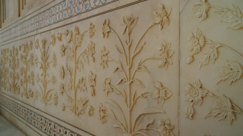 Pietra Dura – so heißt die Technik, mit der die für den Taj Mahal typischen floralen Dekorationen in den Stein gelegt wurden. – Bild: ZDF und PERNEL MEDIA – 2022