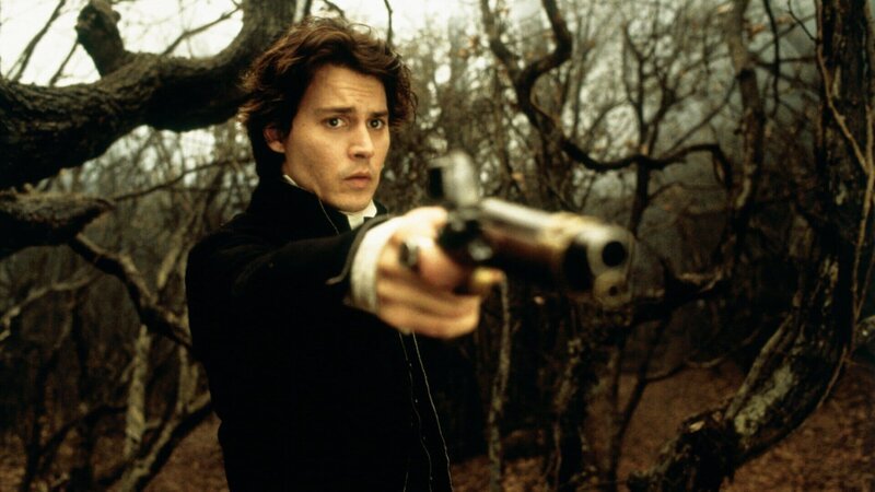 Ichabod Crane (Johnny Depp) nimmt inmitten eines Waldstücks eine mysteriöse Gestalt auf einem weißen Pferd wahr, auf die er seine Waffe richtet. – Bild: Sunset Boulevard Ichabod Crane (Johnny Depp) nimmt inmitten eines Waldstücks eine mysteriöse Gestalt auf einem weißen Pferd wahr, auf die er seine Waffe richtet. – Bild: Sunset Boulevard