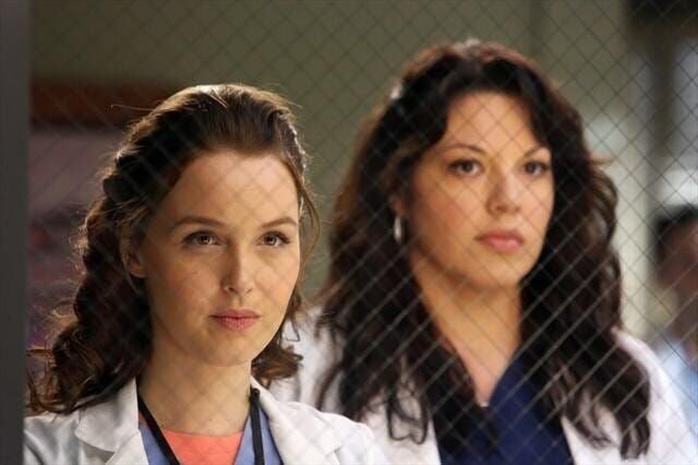 L-R: Dr. Jo Wilson (CAMILLA LUDDINGTON), Dr. Callie Torres (SARA RAMIREZ). – Bild: port.hu