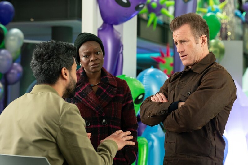 L-R: Terrance (Adil Zaidi), Kemi Adebayo (Adeola Role), Jason Grant (Scott Caan) – Bild: Katie Yu /​ Fox/​Sony Pictures Television