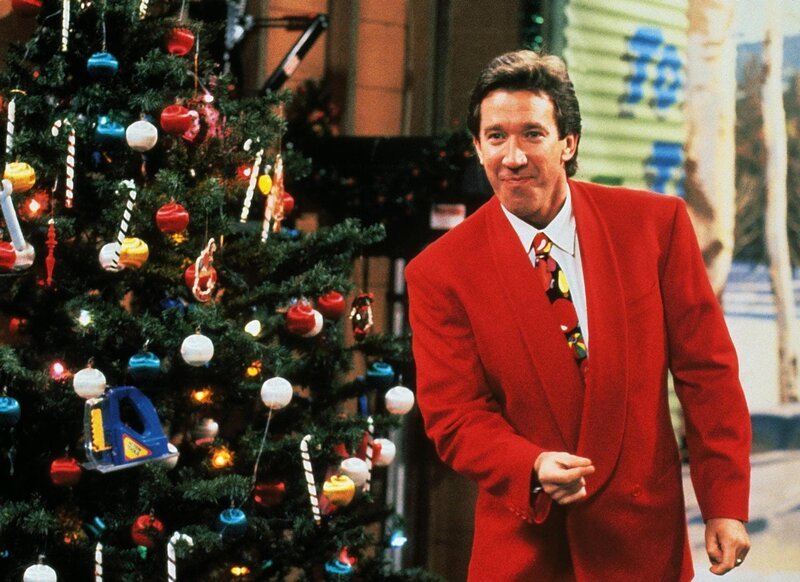 Weihnachten steht vor der Tür und Tim möchte für seinen kleinen Sohn den Weihnachtsmann miemen. Doch leider lässt seine Tollpatschigkeit seinen größten Wunsch nicht in Erfüllung gehen. – Bild: Disney Channel