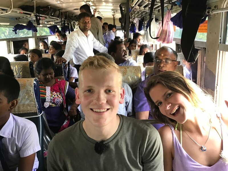 Schreinerpraktikant Moritz und Sekretärin Isabella auf dem Weg an den Strand zum Töpfern in Trincomalee/​Sri Lanka. – Bild: Bewegte Zeiten Filmproduktion GmbH/​BR/​Gerrit Mannes
