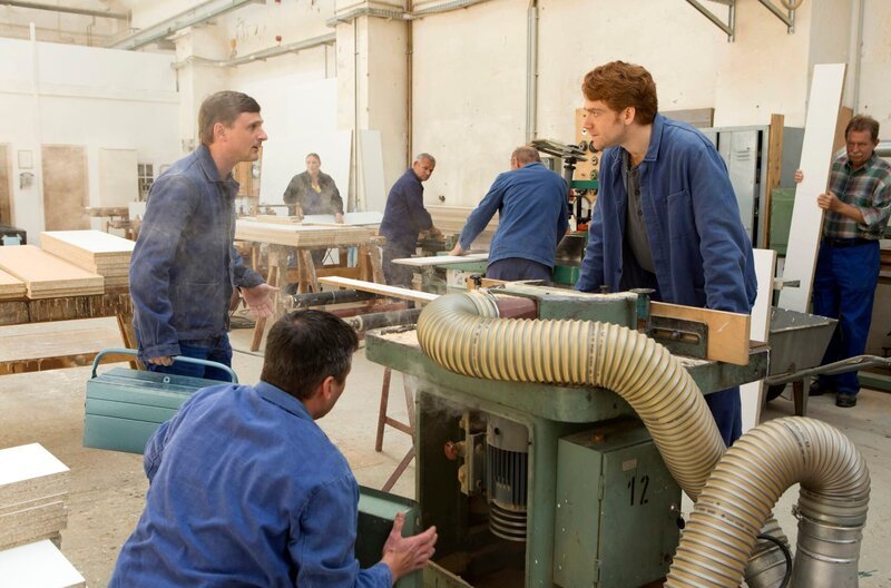 Aufregung im Möbelkombinat – ein großer Auftrag ist in Arbeit und eine Fräse ist ausgefallen. Martin (Florian Lukas, l.) und Maik Hüne (Aram Tafreshian, r.) haben alle Hände voll zu tun. – Bild: ARD/​Julia von Vietinghoff