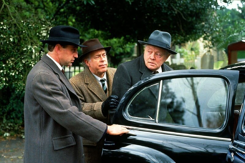 Professor Terry-Kane (Dudley Sutton, re.) in der Gewalt von Kidnappern. (Name unbekannt). – Bild: Mike Alsford
