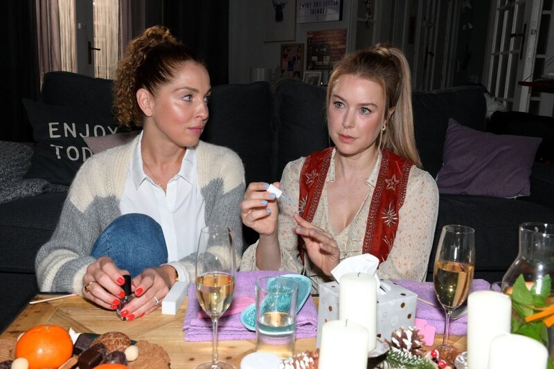 Nina (Maria Wedig, l.) bemerkt nicht, dass Jessica (Nina Ensmann) mit finanziellen Problemen zu kämpfen hat. – Bild: RTL