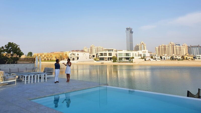 Golineh Atai mit der Immobilienmaklerin Asita Krause in einer Villa in „The Palm“ in Dubai. – Bild: Nadja Kölling
