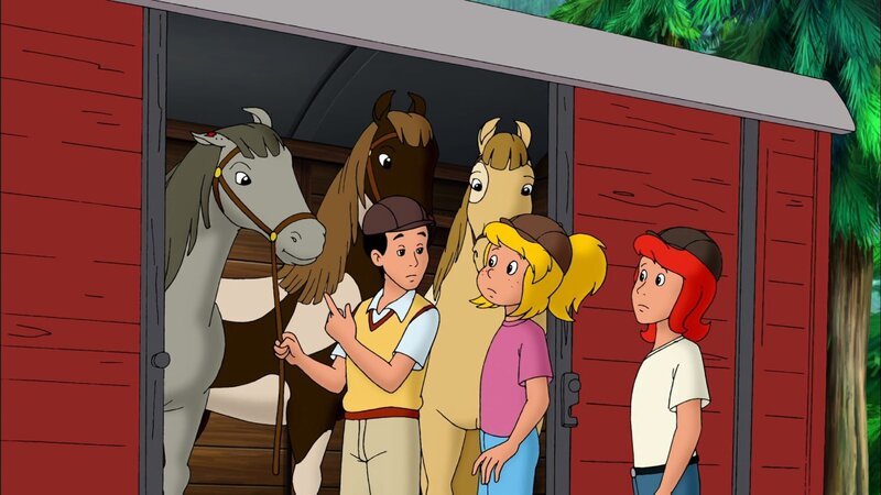 Als dieser wegen eines Unwetters im Wald liegen bleibt, reiten sie schnell gemeinsam los. Gerade haben sie den Wagon mit den wiehernden Pferden entdeckt … – Bild: ZDF/​Kiddinx Studios GmbH
