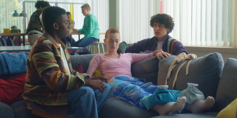 Jack (Sam Darius, l.) und Benoit (Étienne Moana, r.) kümmern sich um Mia (Abigail O’Regan, M.), die zu lange trainiert hat und nun vor Schmerzen in den Beinen kaum noch laufen kann. – Bild: Cottonwood Media – ZDF