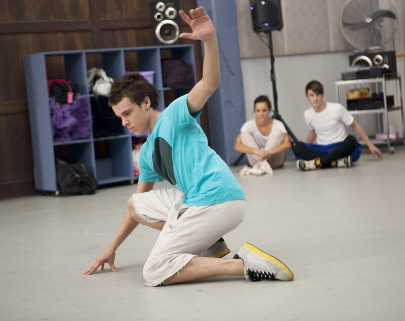Am Familientag an der Dance Academy tanzen alle Studenten den Eltern vor. Sammy (Tom Green) zeigt ein Stück Modern Dance. Seine Darbietung kommt gut an, doch leider kann sein Vater ihn nicht sehen. Dieser ist nicht zum Familientag erschienen. Er kann noch immer nicht damit umgehen, dass sein Sohn sich für eine Tanz- anstatt einer Arztkarriere entschieden hat. – Bild: Steve Brack