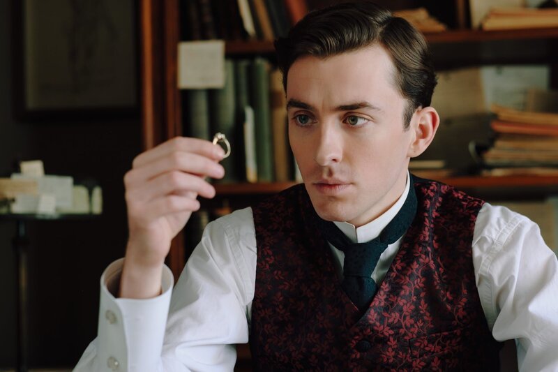 Max (Matthew Beard) betrachtet den Verlobungsring von Clara. – Bild: FILMSTILLS.AT