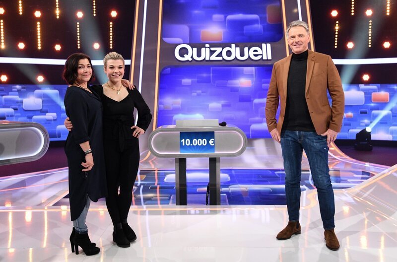 Moderator Jörg Pilawa (r.) mit den Kandidatinnen des Teams „Schmutzler“: Der Schauspielerin Claudia Schmutzler (l.) und deren Tochter Charley Schmutzler (2.v.l.), Musikerin und Sängerin. – Bild: ARD/​Uwe Ernst
