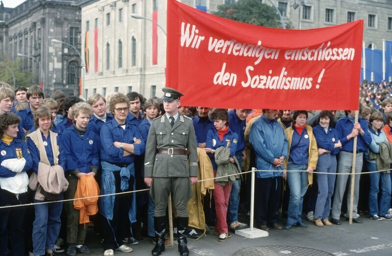 Die DDR habe sich besonders um die Jugend gekümmert, so lautet einer der Ost-Mythen, die mitunter bis heute wirken. Doch was davon ist wahr und was Legende? – Bild: Ulrich Baumgarten