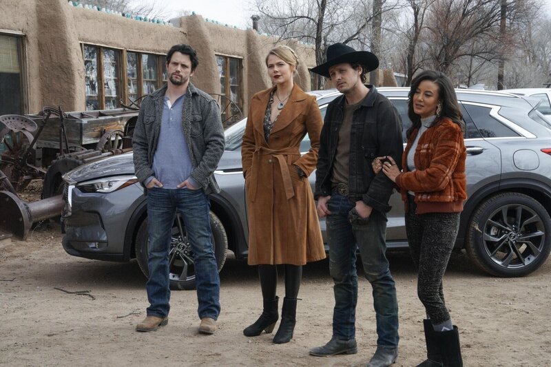 (v.l.n.r.) Max Evans (Nathan Dean Parsons); Isobel Evans (Lily Cowles); Michael Guerin (Michael Vlamis); Maria DeLuca (Heather Hemmens) – Bild: Warner Bros. Entertainment Inc.