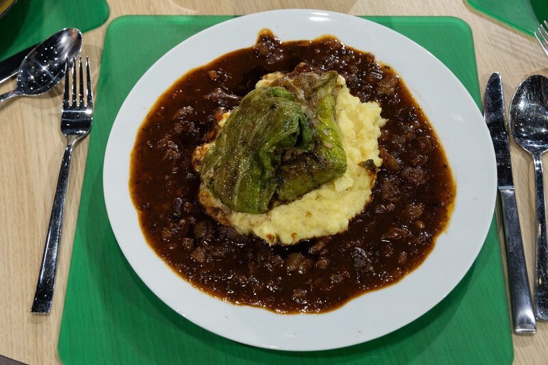 Tagesmotto „Vegetarisches Wintergericht“: Vegetarische Spitzkohlroulade mit Kartoffelstampf und Zwiebelsauce von Ulrike „Uke“ Dengler – Bild: ZDF und Norman Kalle