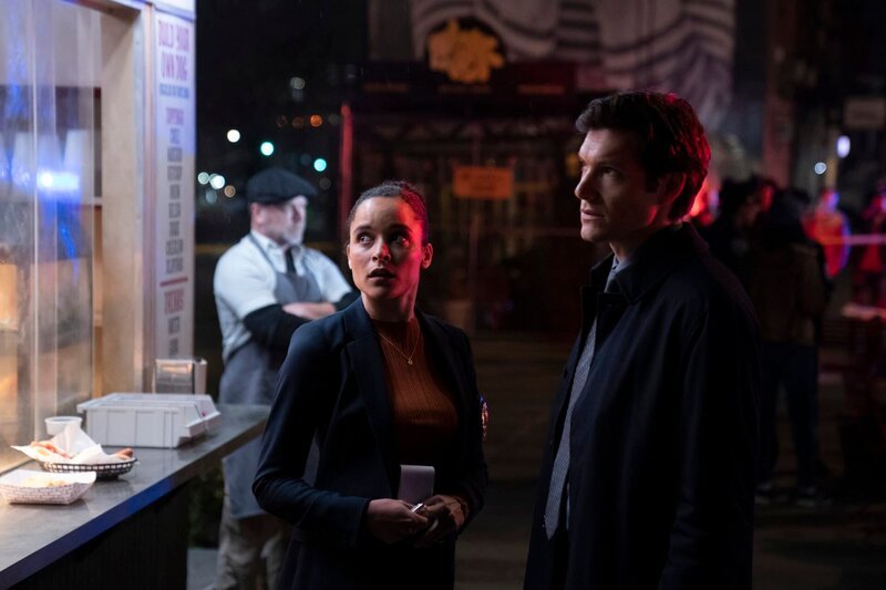 L-R: Janine Harris (Juliana Canfield), Avraham Avraham (Jeff Wilbusch) – Bild: Peacock /​ Heidi Gutman