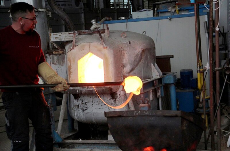 Das Glas hat die Region geprägt. Los gings im 16. Jahrhundert, als die erste Lauschaer Glashütte gebaut wurde und um sie herum der Ort wuchs. Noch heute wird an Hüttenöfen gearbeitet – wie in der Farbglashütte. – Bild: MDR/​Kathrin Welzel