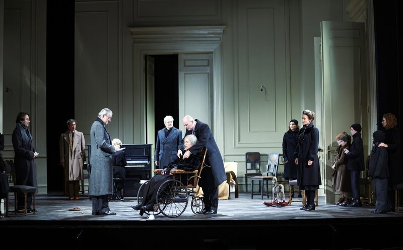 Percy Chamberlain (Michael Dangl, 2.v.l.), Der Zivilst (Joseph Lorenz, 3.v.l.), Hermann Merz (Herbert Föttinger, 4.v.l.), Wilma Kloster (Susa Meyer, m.), Ernst Kloster (Marcus Bluhm, m.). – Bild: ORF/Theater in der Josefstadt/Moritz Schell Percy Chamberlain (Michael Dangl, 2.v.l.), Der Zivilst (Joseph Lorenz, 3.v.l.), Hermann Merz (Herbert Föttinger, 4.v.l.), Wilma Kloster (Susa Meyer, m.), Ernst Kloster (Marcus Bluhm, m.). – Bild: ORF/Theater in der Josefstadt/Moritz Schell