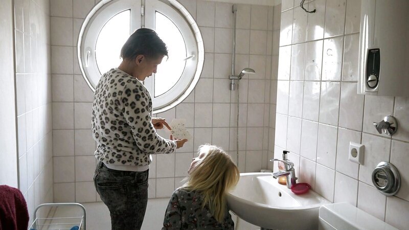 In Christines Badezimmer sind Teile der Decke in die Badewanne gefallen.. Sollte Schimmel daran schuld sein? – Bild: RTLZWEI