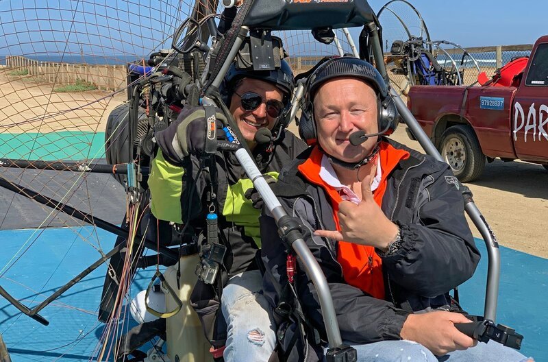 Ausflug von Valparaiso in Chile an den Strand von Concon. Gästebetreuer Bernd Wallisch (vorne im Bild) bereitet sich auf seinen Flug mit Pilot Gonzalo Lopez im Paratrike vor. – Bild: BR/​Bewegte Zeiten Filmproduktion GmbH/​Gerrit Mannes