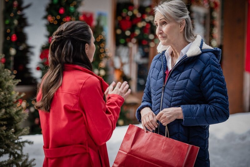 Kim Jones (Rhiannon Fish, l.), Mary Jones (Lynn Whyte) Die Verwendung des sendungsbezogenen Materials ist nur mit dem Hinweis und Verlinkung auf RTL+ gestattet. – Bild: REEL ONE INTERNATIONAL