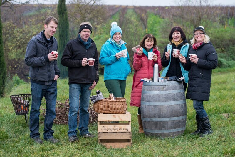 Zum adventlichen Weihnachtsbacken von Plätzchen, Christstollen, Lebkuchen und anderen süßen Köstlichkeiten treffen sich die sechs Landfrauen auf dem Weingut von Ulla Bernhard-Räder in Rheinhessen. – Bild: SWR/​megaherz/​Johannes Holland