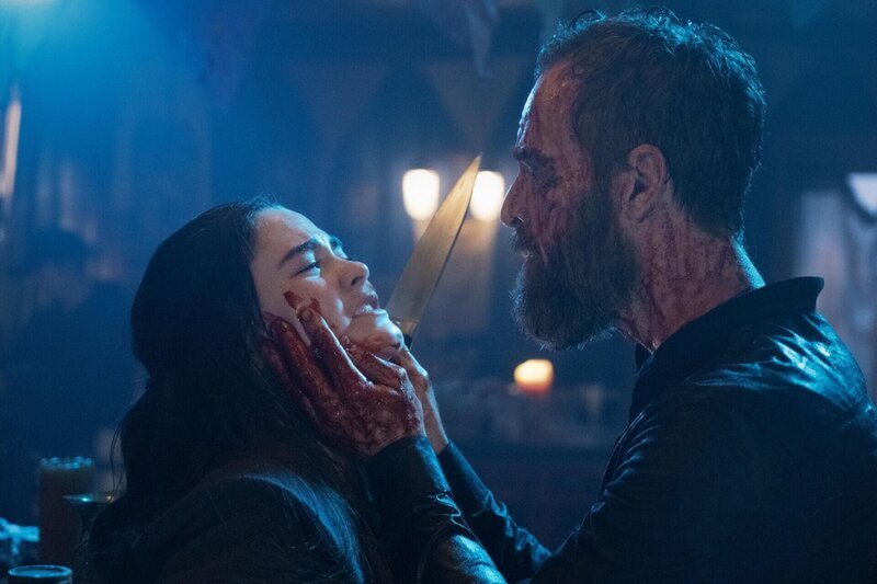 Madi Griffin (Lola Flanery, l.); Sheidheda (JR Bourne, r.) – Bild: Warner Bros. Entertainment Inc.