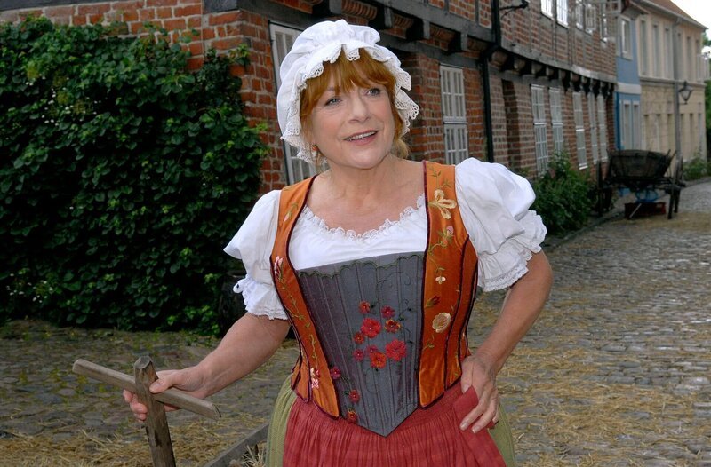 Gut Mus feil! Die Musbäuerin (Hannelore Hooger) mit ihrem Handwagen. – Bild: NDR, Susanne Dittmann