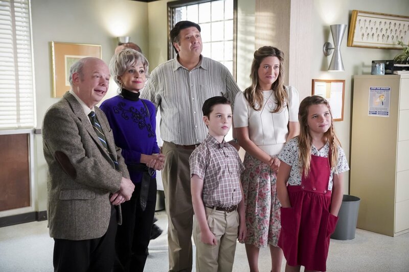 „Young Sheldon“, „Eine Studie, ein Gürtel und Affen zum Tee.“ Die Coopers erfahren von Dr. Sturgis, dass Kinder für eine Forschungsstudie über Unterschiede bei Zwillingen gesucht werden. Zunächst sind die Coopers nicht sehr erfreut von dem Vorschlag. Als Dr. Sturgis aber betont, wieviel die Universtität bereit ist, für die Teilnahme zu bezahlen, ist George begeistert. Nur Mary ist noch skeptisch. Im Bild (v.li.): Wallace Shawn (Dr. Sturgis), Annie Potts (Constance ‚Meemaw‘ Tucker), Lance Barber (George Cooper Sr.), Iain Armitage (Sheldon Cooper), Zoe Perry (Mary Cooper), Raegan Revord (Missy Cooper). – Bild: 2018 CBS Broadcasting, Inc. /​ Sonja Flemming
