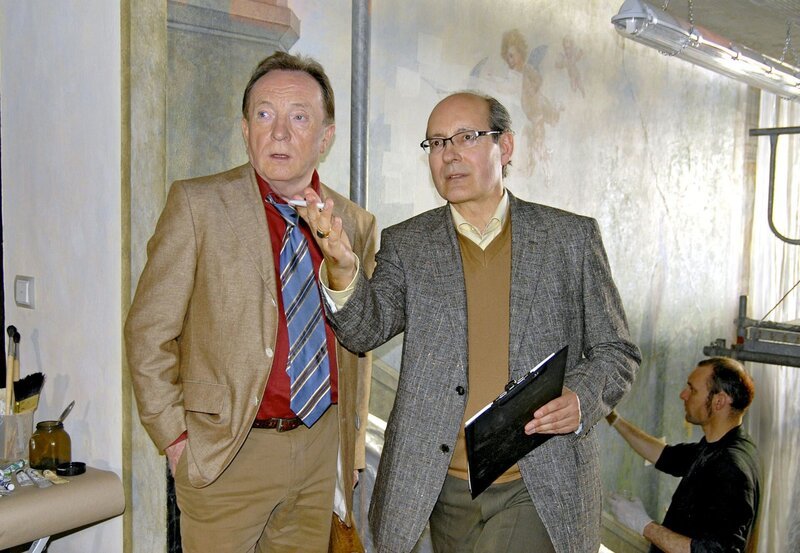 Hauptkommissar Ehrlicher (Peter Sodann, links) läßt sich auf der Baustelle Prof. Robert Henzes zukünftiger Kunsthochschule von Herrn Wölffer (René Schoenenberger, rechts) den Stand der Renovierungsarbeiten zeigen. – Bild: MDR/​Hardy Spitz