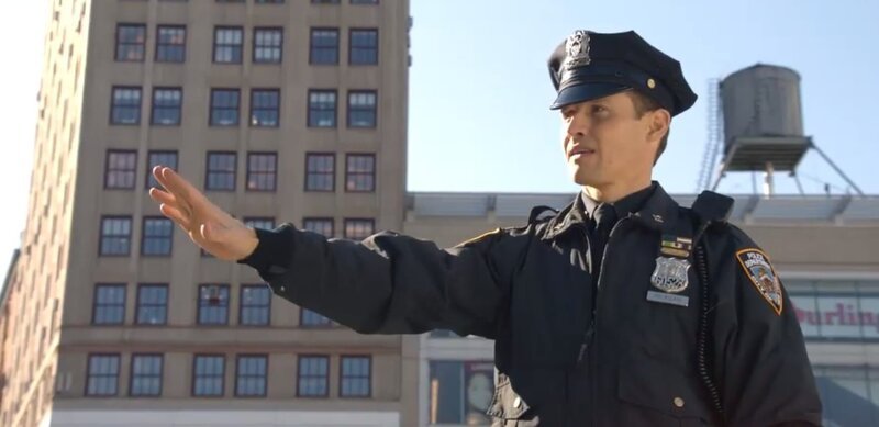 Als Jamie (Will Estes) einen verdächtigen Gegenstand entdeckt, versucht er alle Passanten so schnell wie möglich in Sicherheit zu bringen … – Bild: CBS Broadcasting Inc.