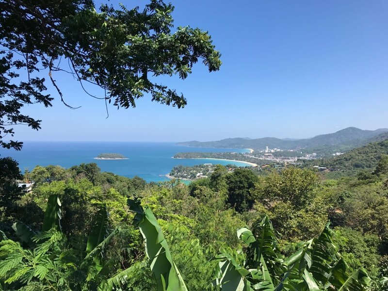 Bucht von Phuket. – Bild: Bewegte Zeiten Filmproduktion GmbH/​BR/​Gerrit Mannes