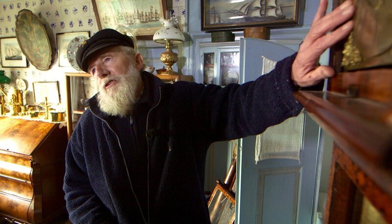 Im alten Friesenhaus der Familie hat Frerk Johannsen ein Privatmuseum eingerichtet. Seine Vorfahren sind Jahrhunderte lang zur See gefahren und haben Schmuckstücke aus aller Welt mitgebracht. – Bild: ZDF/​NDR