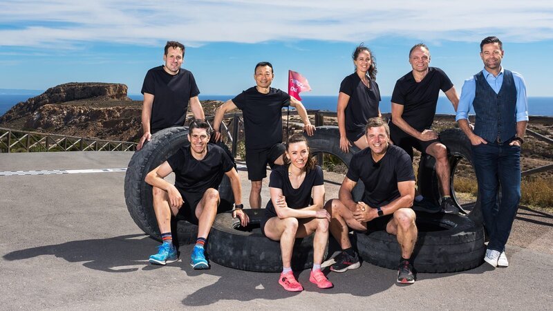 Champion der Champions In «Champion der Champions» stellen sich sieben ehemalige Sportstars nochmals einem harten Wettkampf und treten in unterschiedlichen Disziplinen gegeneinander an. Gruppenbild Hinten stehend: Daniel Albrecht (40, Ski), Donghua Li (56, Kunstturnen), Patty Schnyder (45, Tennis), Stefan Angehrn (59, Boxen), Moderator Lukas Studer Vorne sitzend: Franco Marvulli (45, Velo), Selina Gasparin (40, Biathlon), Beat Hefti (46, Bob) – Bild: SRF/​Valeriano di Domenico