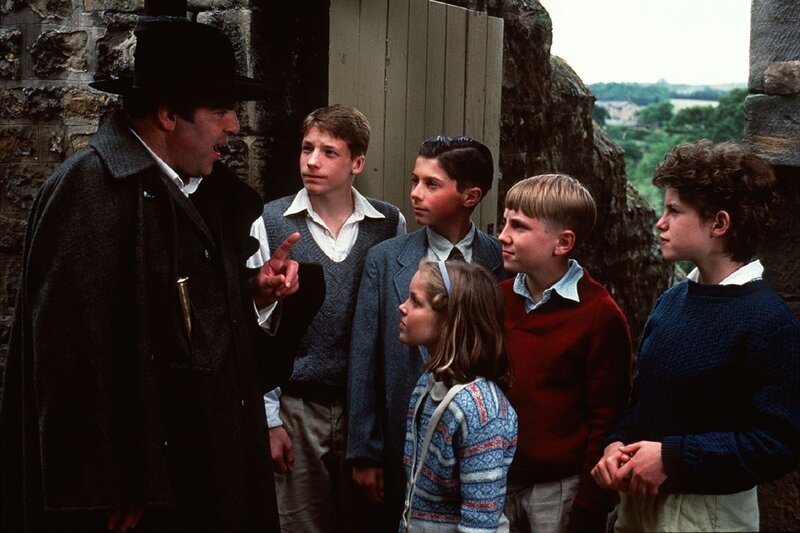 Die Kinder (v.li.n.re.: Julian (Marco Williamson), Pete (Ian Aherne), Dick (Paul Child), George (Jemima Rooper) und Anne (Laura Petela) treffen den seltsamen Barling (Jeremy Sinden, li.), der vorgibt, Vogelspezialist zu sein. Die Kinder glauben ihm das allerdings nicht. – Bild: ZDF/​Moira Conway