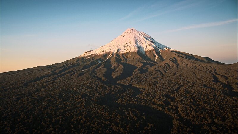 Ein Vulkan wie gemalt: Der Taranaki ist bekannt für seine Schuttlawinen, die ganze Landstriche und Wälder verwüsten. – Bild: ZDF/​NHNZ