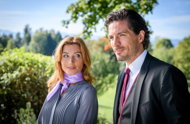 Alexandra (Daniela Kiefer, l.) gerät durch Toms (Milan Marcus, r.) charmantes Angebot in Versuchung. – Bild: ARD/​WDR/​Christof Arnold