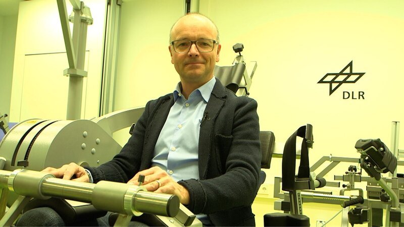 Karsten Schwanke in einem Fitnessgerät zur Reha für Astronauten, die lange Zeit der Schwerelosigkeit ausgesetzt waren. – Bild: Maximilian Schecker