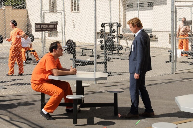 Jared (Todd Stashwick, l.), Sohn aus gutem Hause, sitzt wegen Mordes in Haft. Er will, dass Patrick (Simon Baker, r.) seine Unschuld beweist. – Bild: Warner Bros. Television
