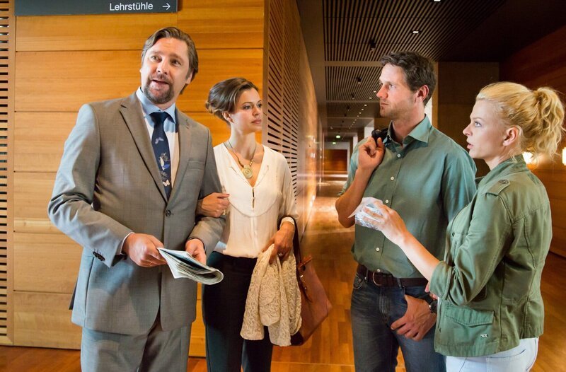 Erpressung? Lukas Hundt (Oliver Franck, 2.v.r.) und Kristina Katzer (Isabell Gerschke, r.) befragen Professorin Judith Langhoff (Suzan Anbeh,2.v.l.) und deren Ehemann Christoph Langhoff (Nicki von Tempelhoff, l.). Das Mordopfer wusste von der Affäre der Professorin mit einem ihrer Studenten. Wollte man sie deshalb aus dem Weg räumen? – Bild: MDR/​Andreas Wünschirs