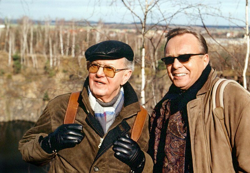 Professor Simoni (Dieter Bellmann, rechts) unternimmt mit Professor Keller (Gert Gütschow) einen Ausflug zu dessen Datsche. Simoni bemerkt, dass sein Freund nicht bei bester Gesundheit ist, doch dieser überspielt seine Probleme. – Bild: MDR/​Krajewski