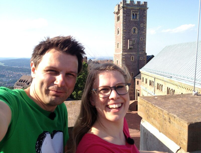 Die Reporter Esther Brandt und André Gatzke sind unterwegs in Thüringen, auch auf der Wartburg in Eisenach. – Bild: BR/​WDR