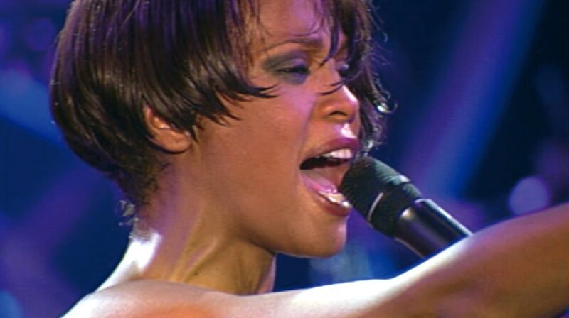 Der Grundstein der Karriere von Whitney Houston war ihre unverwechselbare Stimme. Ihr Stimmvolumen umfasste drei Oktaven. Die Sängerin galt als die bedeutendste zeitgenössische Interpretin moderner Pop-Soulmusik. Weiteres Bildmaterial finden Sie unter www.br-foto.de. – Bild: BR Der Grundstein der Karriere von Whitney Houston war ihre unverwechselbare Stimme. Ihr Stimmvolumen umfasste drei Oktaven. Die Sängerin galt als die bedeutendste zeitgenössische Interpretin moderner Pop-Soulmusik. Weiteres Bildmaterial finden Sie unter www.br-foto.de. – Bild: BR