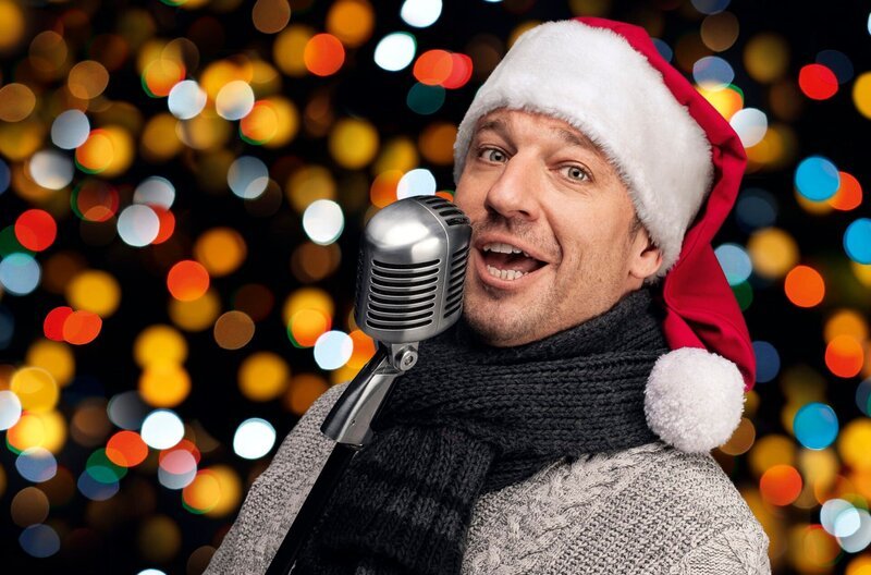 Moderator Tobi Kämmerer in Weihnachtsstimmung. – Bild: HR/​Sebastian Reimold
