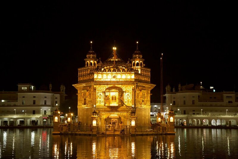 Front view of the beautiful Golden Temple at night in Punjab, India. The Golden Temple houses the Guru Granth Sahib, regarded as the Supreme Spiritual Authority and Head of the Sikh religion. – Bild: National Geographic