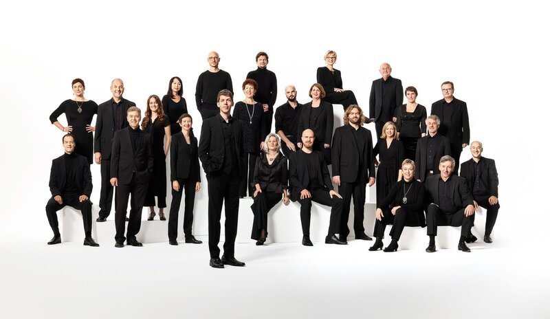 Das SWR Vokalensemble Stuttgart mit dem Chefdirigenten Yuval Weinberg (im Vordergrund). – Bild: SWR/​Klaus J. A. Mellenthin