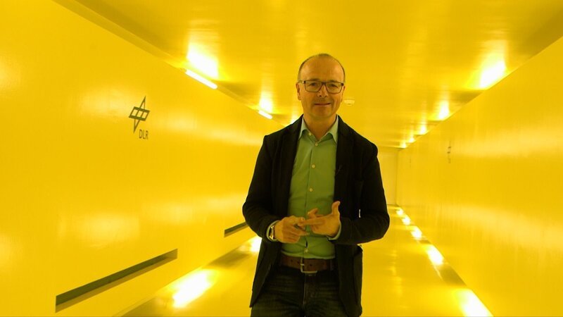 Karsten Schwanke im „gelben Tunnel“, der die Labore des Deutschen Zentrums für Luft- und Raumfahrt zur Astronautenforschung miteinander verbindet. – Bild: Maximilian Schecker