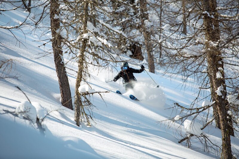 Andrea Chesi bei Freerideaufnahmen für ServusTV’s Bergwelten „Brenta Dolomiten“ in Madonna di Campiglio im März 2024. – Bild: Michael Teutsch /​ Servus TV /​ F-TECH