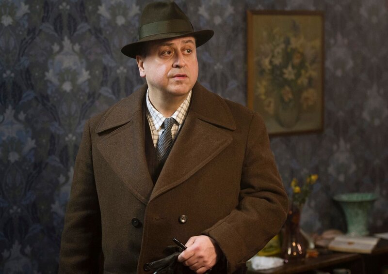 Inspektor Hackett (Stanley Townsend) bittet den Pathologen Quirke in einem heiklen Fall um Hilfe. – Bild: ARD Degeto/​BBC/​Steffan Hill
